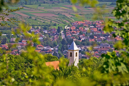 北部croati镇Smbor山上的丘教堂图片