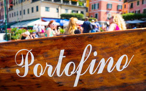 著名的波尔福蒂诺镇名字位于意大利的城在船边图片