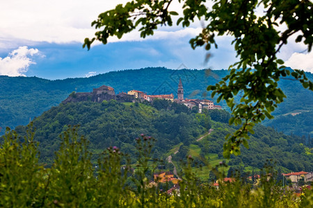 绿山伊斯特里亚croati镇的buzet图片