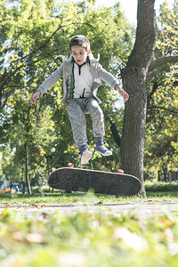 男孩在公园玩滑板图片