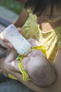 在母亲怀中喝奶的婴儿背景图片
