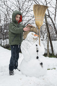 雪人和孩子在院里冬天图片