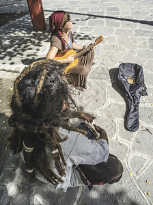 街头音乐家弹吉他和鼓图片