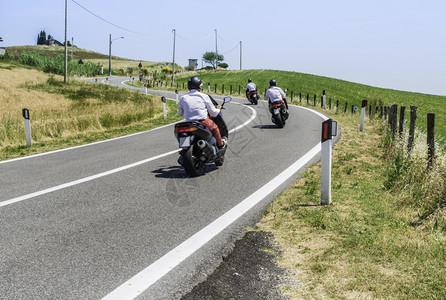 摩托车在意大利的一条公路上行驶图片