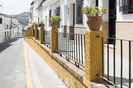 典型的西班牙语村庄街道和房屋图片