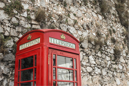 红色电话小屋和石墙图片