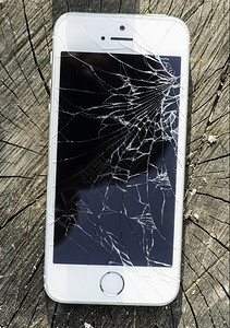 木柴上的破碎白电话玻璃图片