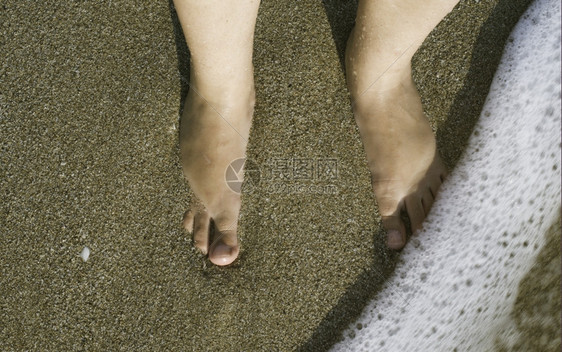 海浪中的双腿日出图片