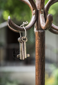 花园中旧木架上的钥匙捆绑图片