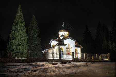 黑夜里的建筑夜里在山上的奥托克斯教堂背景