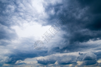 雨前的乌云图片