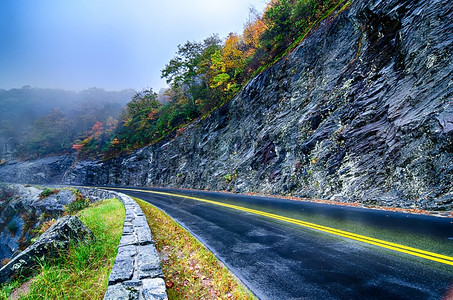 蓝色的山脉道路图片