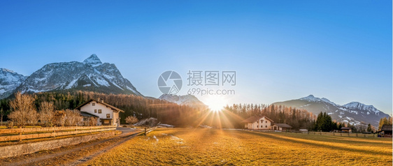 美丽的山地风景与一个叫ehrwald的小村庄位于奥斯特里亚阿尔卑山脚下在晴朗的蓝天和华丽太阳下图片