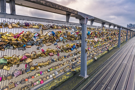 法兰西街的过路者叶洛普雪松桑戈尔的铁巴勒斯贸易满是游客的锁象征着爱和承诺图片