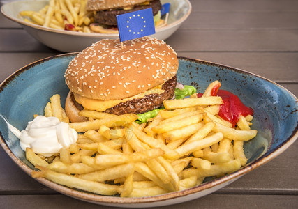 以美味的大汉堡包薯条蛋黄酱番茄和上面的欧洲为主美食摄影图片