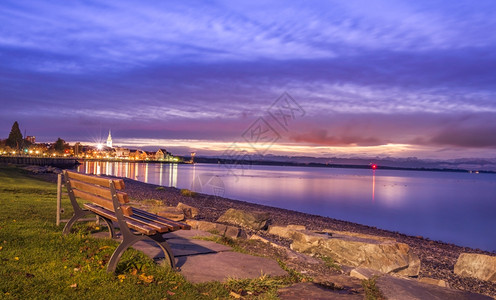 日出在湖边的波德西上海岸有木板凳油炸沙方德国图片