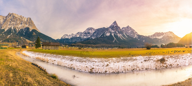 下午的高山冬季全景冬季伊始在奥斯特里亚山丘有冰冻的河流干草上有雪村庄小下午阳光明媚图片