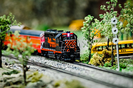 显示中的小型玩具模列火车机背景图片