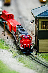 显示中的小型玩具模列火车机背景图片