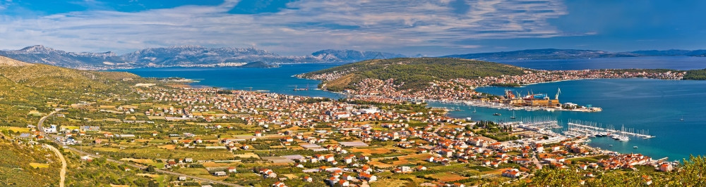 从上到用卡斯特拉湾岛屿ciovBkv山和分裂dalmticroti的城市对trogi的全景图片