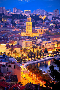 著名的海边两面夜空中观光城市达马提亚croati图片