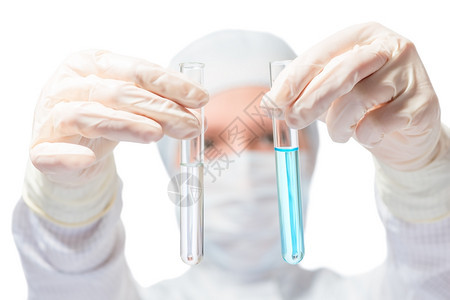 化学家生物在装有液体物质的两根试验管前面集中放在试验管上背景图片