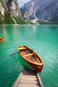 这个惊人的湖位于多洛米蒂山脉的中心与世隔绝的界遗产图片