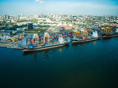 国际港口集装箱和货船进口出商业物流供应链运输概念和起重机供运输货物最佳背景图片
