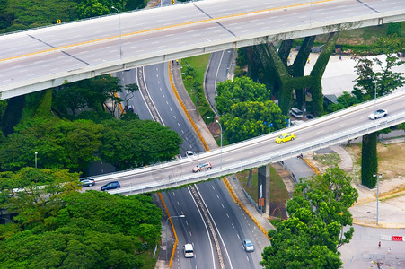现代高速公路上的汽车白天在夏拉波尔图片
