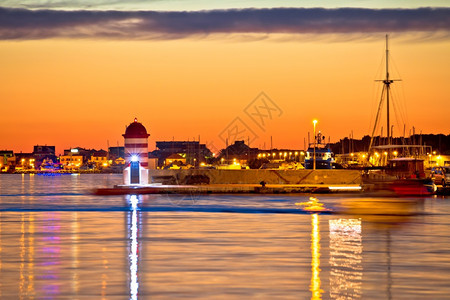 扎达尔港夜景马提亚croati的豪华游艇图片