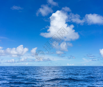 云层和蓝天空背景的海图片