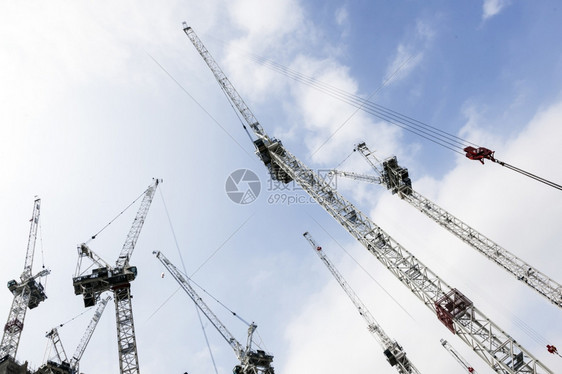 建筑工地上许多起重机作为蓝色天空和伦敦中心云层的色彩多双影带图片