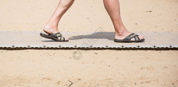 在黄沙滩上就在路上夏天的石板有脚图片