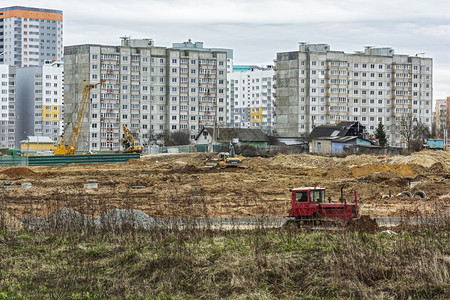 belarusmink2104在被拆毁的私营部门工地上建造一个新的小区图片