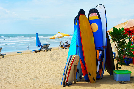 库塔海滩巴利岛因多尼西亚的冲浪板和滑图片