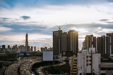 日光闪耀和白色大广告牌的Bangko市图片