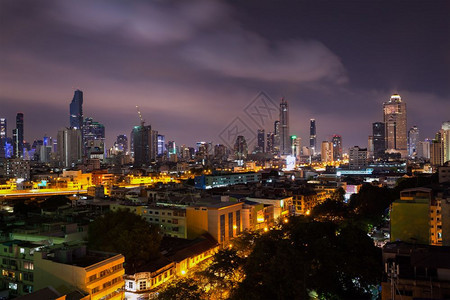 城市景色和现代建筑城市和交通在黄昏夜空图片