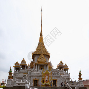 Goldbuhatemplnaswtrimndpmhondp许多观光客访问的Bangko中非常重要和美丽的庙宇图片