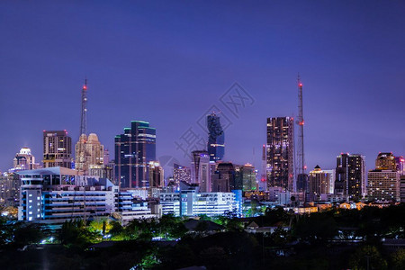 参观黄昏和夜生活背景的城市现代建筑业务图片