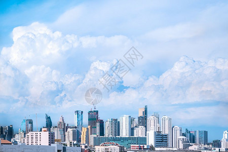 现代城市建筑和大蓝色云天背景的现代建筑背景图片