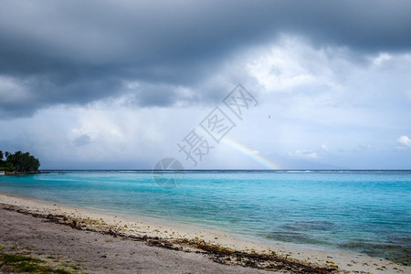 在莫奥拉岛的泰马海滩礁湖上彩虹法国多语言区莫奥拉岛的特马海滩礁湖彩虹图片