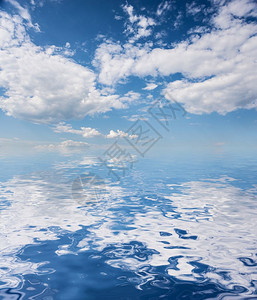 美丽的自然背景蓝色天空白云反映在小浪的水面上图片
