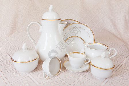 茶叶矿石咖啡壶杯餐盘糖碗和漂亮的桌布上奶油图片