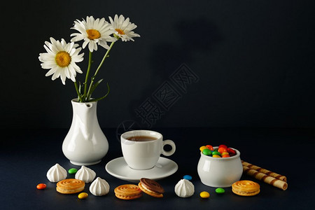 黑底茶壶甜点白菊花图片