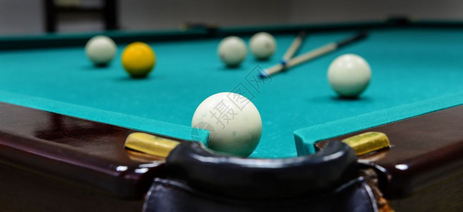 绿色游戏桌上的球和两根棍背景图片