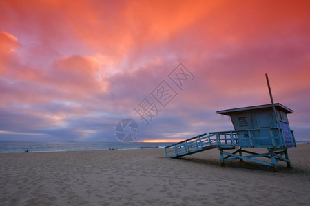 加州Hemosa海滩带落日的玫瑰后光芒救生塔图片