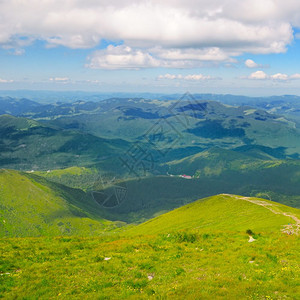 喀尔巴阡山峰和蓝天空图片