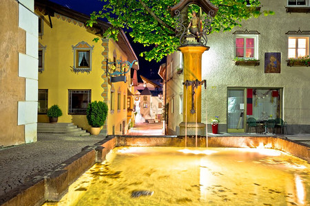 卡斯特勒鲁镇卡斯勒罗托喷泉和街道夜景意大利多洛米特阿尔卑斯地区图片