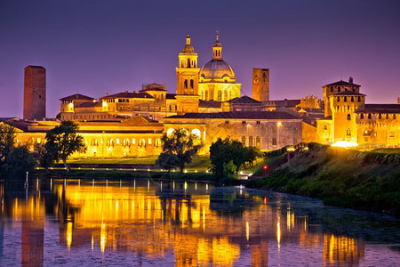 曼托瓦市天际夜景欧洲文化首都和意大利兰巴迪地区世界遗产图片