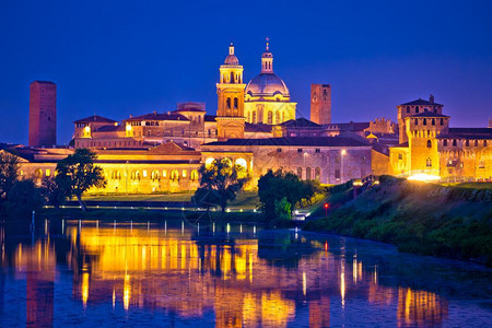 曼托瓦市天际夜景欧洲文化首都和意大利兰巴迪地区世界遗产图片